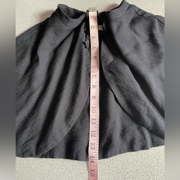 Lorelei Black Shoulder Cape - Picture 8 of 8